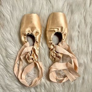 Capezio | Pointe shoes | used | perfect for crafting